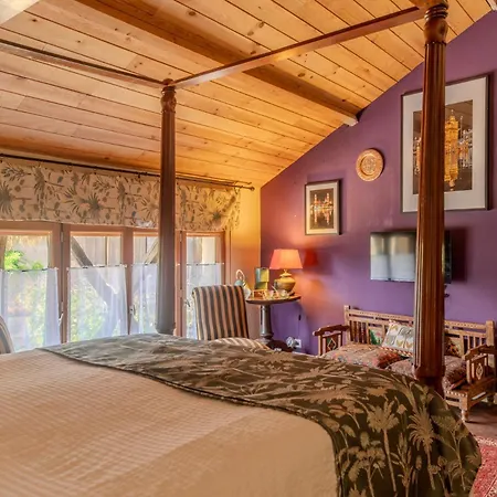 La Bastide De Sherlock Bed and Breakfast